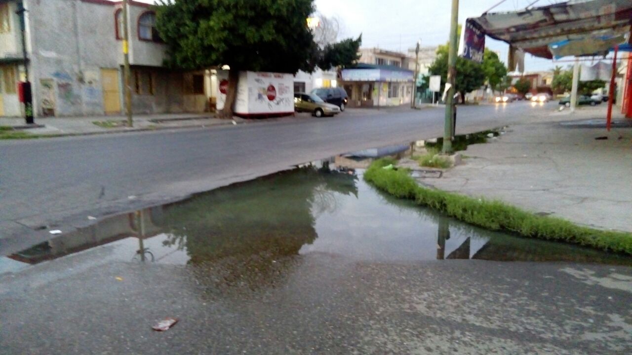 Reportan fuga de aguas negras en Leandro Valle y Presidente Carranza en Torreón