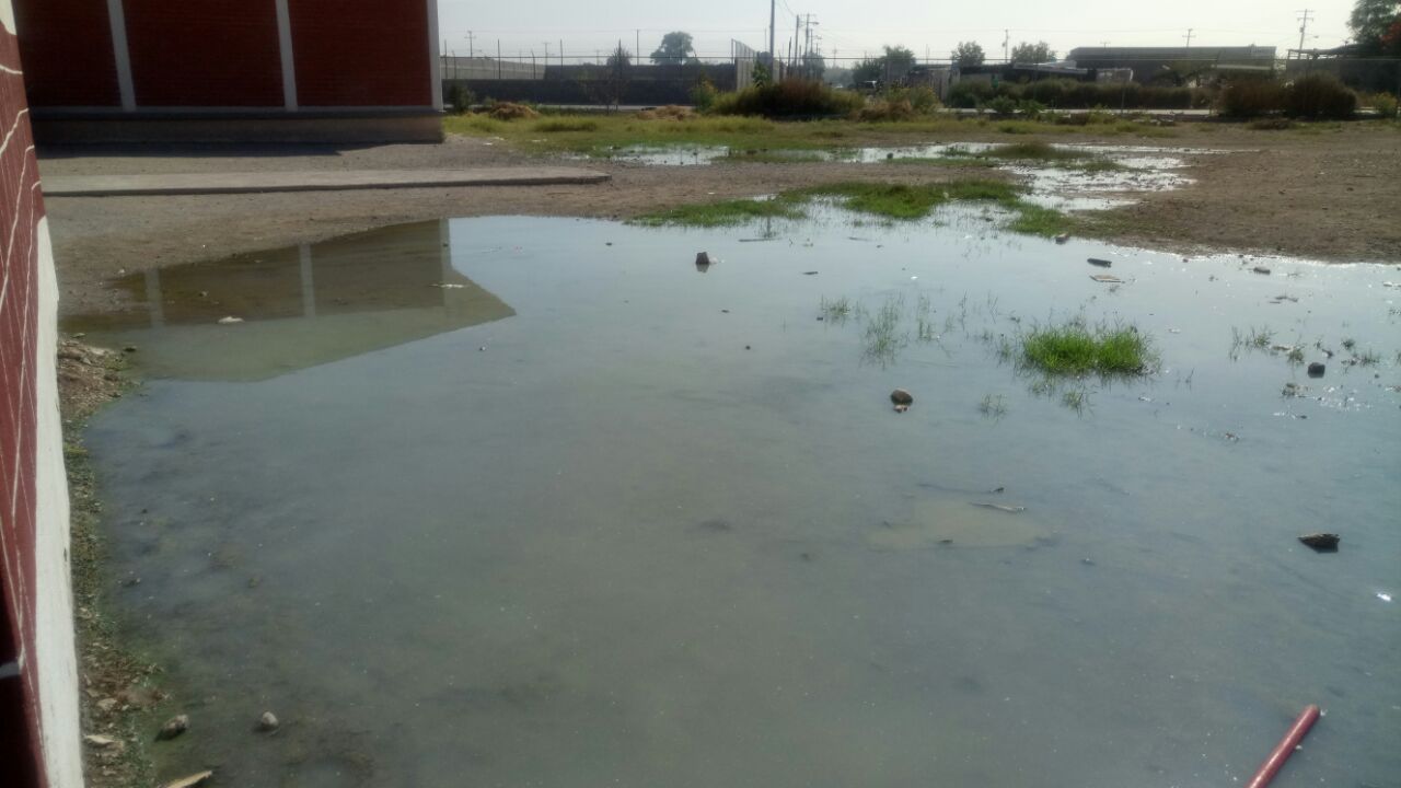 Brote de aguas negras inunda áreas en primaria de Valle La Rosita