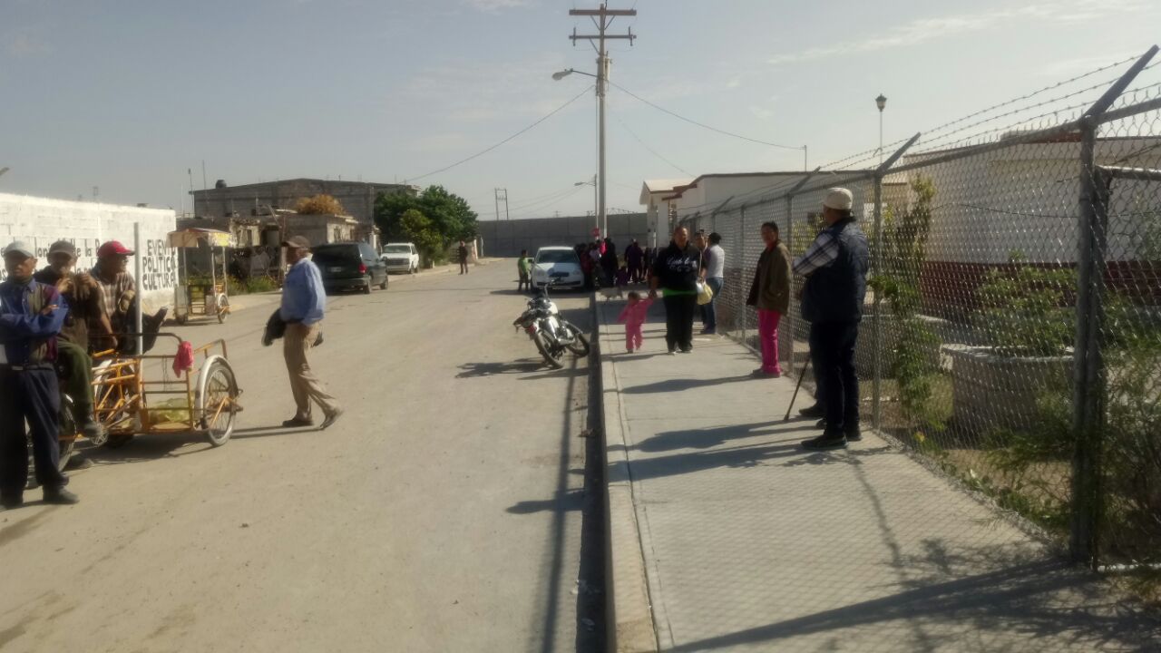 Brote de aguas negras inunda áreas en primaria de Valle La Rosita