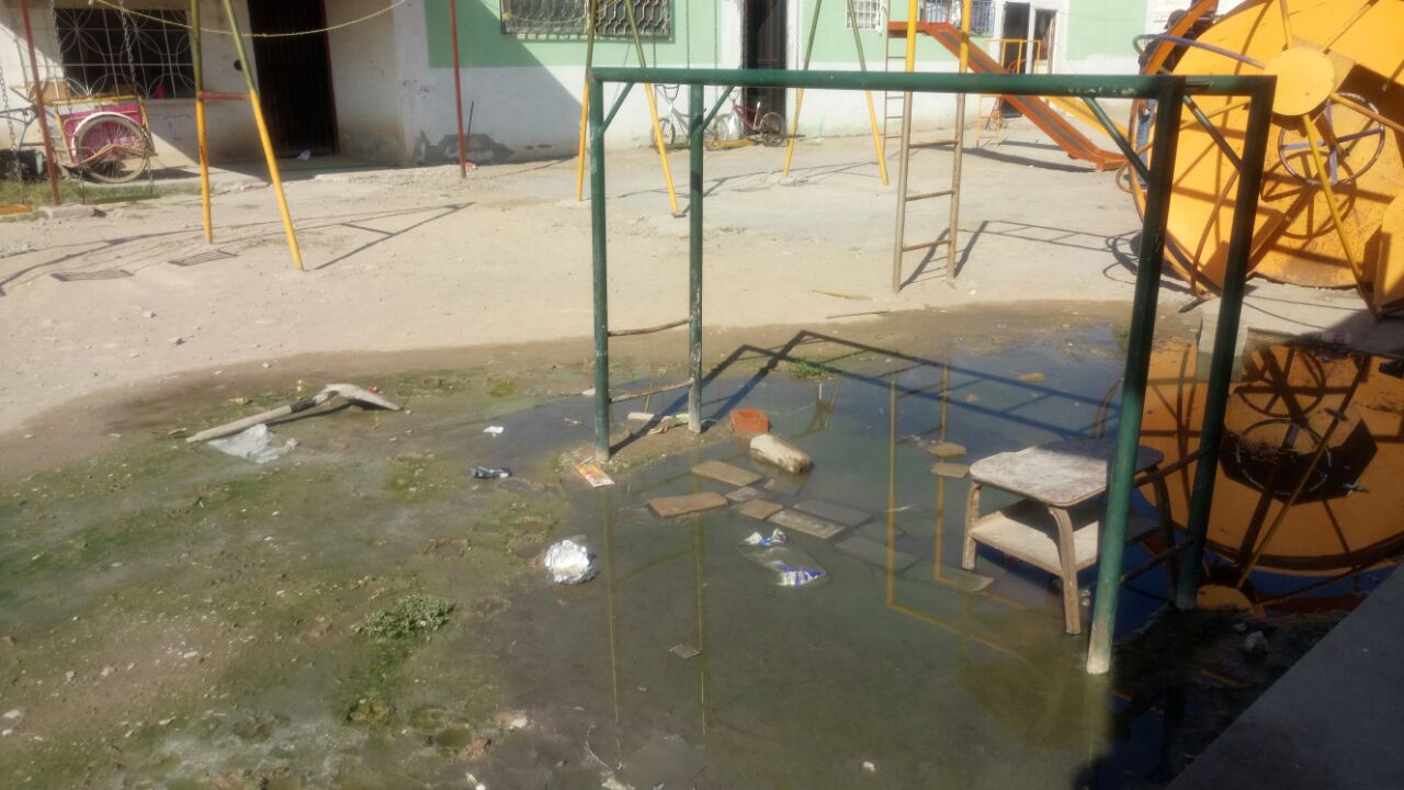 Brote de aguas negras inunda áreas en primaria de Valle La Rosita