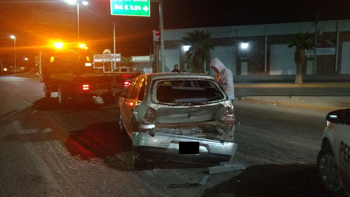 Conductor ebrio se queda dormido y choca por alcance
