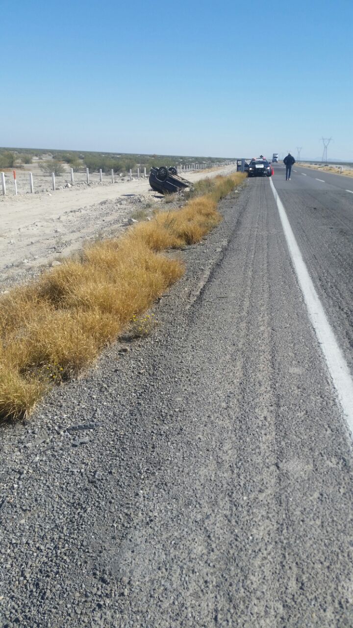 Familia voltea su camioneta antes de llegar a la Cuchilla