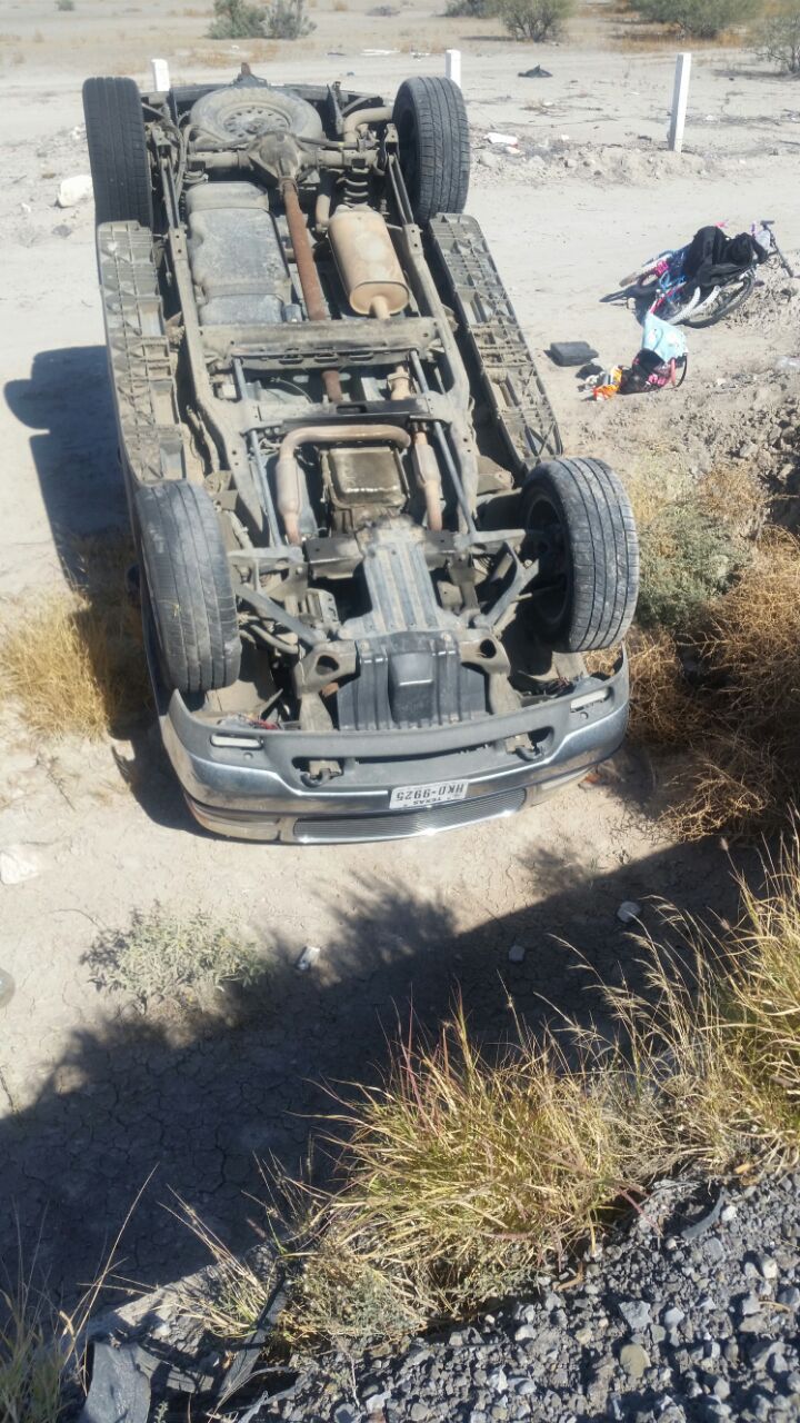 Familia voltea su camioneta antes de llegar a la Cuchilla