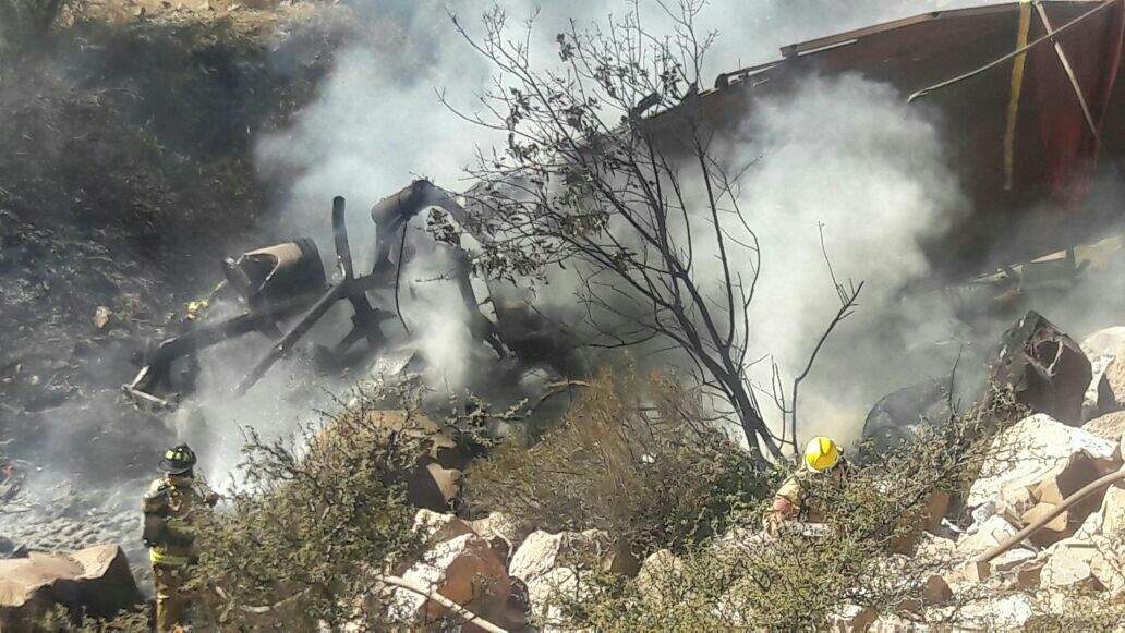 Trailer cae a barranco en la Durango-Mazatlán. Tres Muertos