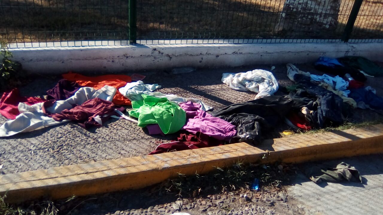 Ropa ofrecida a los más necesitados termina como si fuera basura