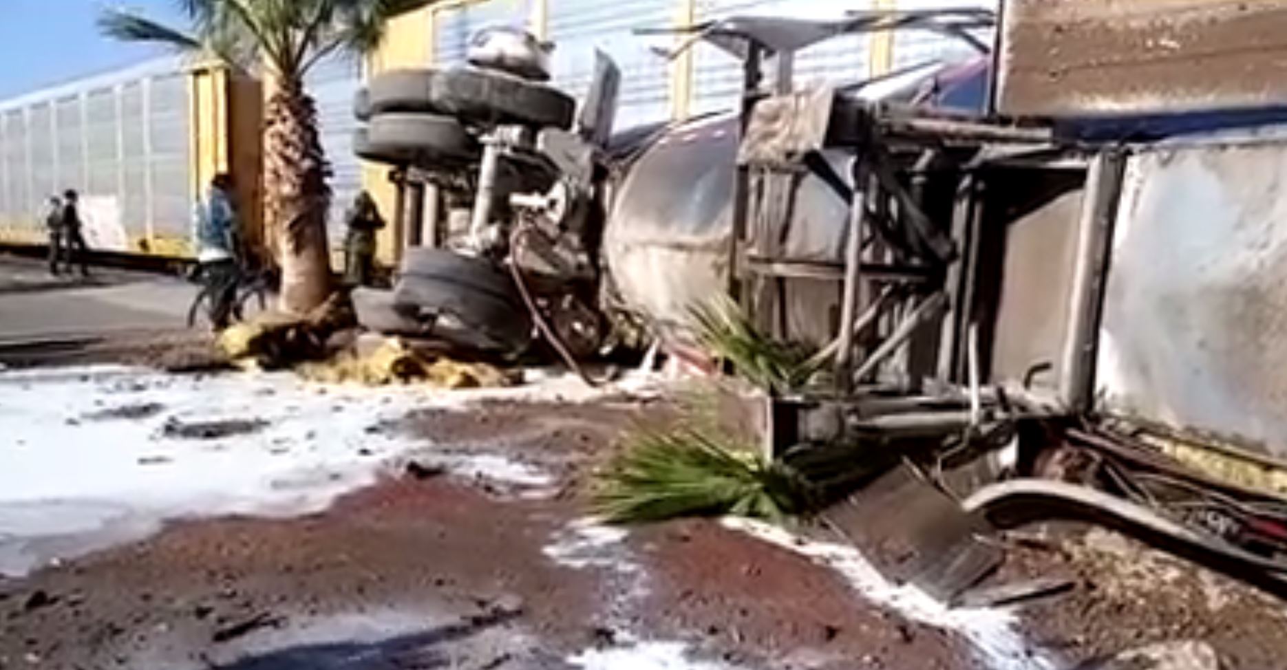 Chofer de tráiler le quiso ganar al tren y por poco pierde la vida