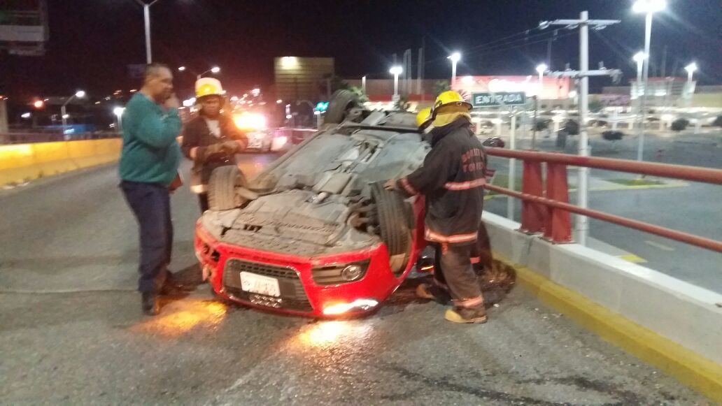 Adolescente vuelca su vehículo en el puente Diana Laura