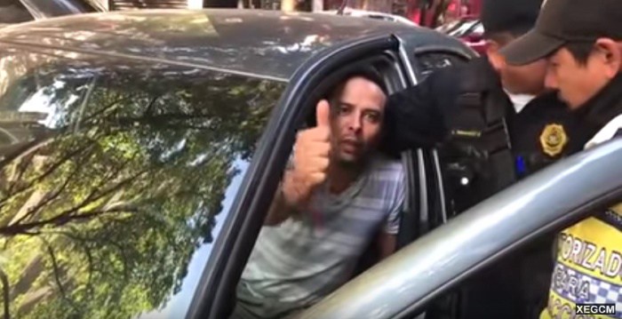 Rescatan a conductora arrastrada por la corriente sobre avenida Ruiz Cortines