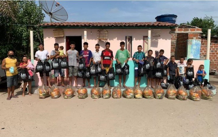 Hombre pone nombres de jugadores de fútbol a sus 14 hijos