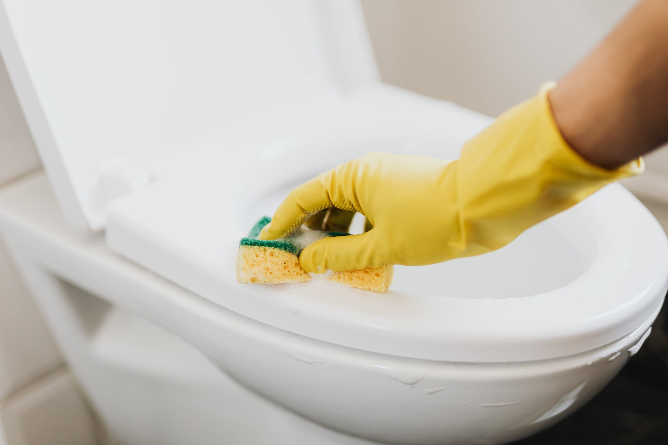 Entrenador obliga a niños a lavarse la cara con agua del inodoro por no limpiar bien el baño