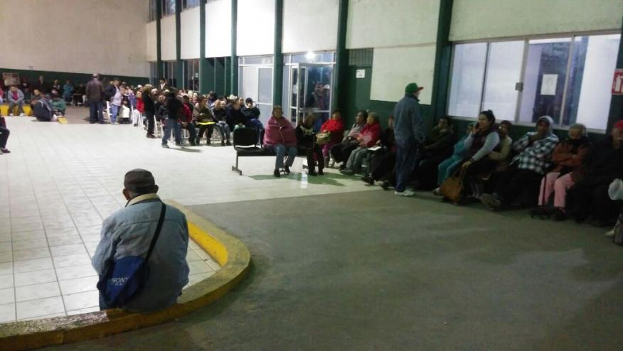 Dejan entrar a beneficiarios de '65 y Más' solamente con cita