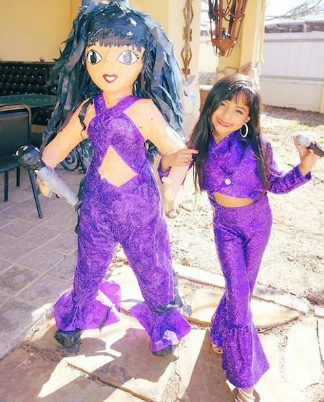 #FOTOS Niña se festeja al estilo Selena Quintanilla