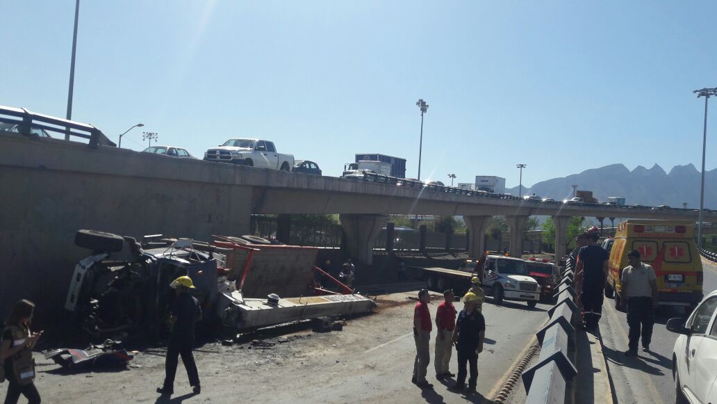 Cae grúa de puente vehicular en San Nicolás; hay 3 heridos
