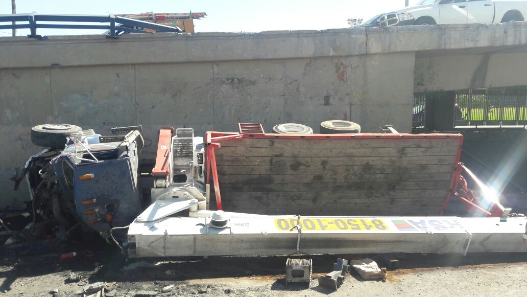 Cae grúa de puente vehicular en San Nicolás; hay 3 heridos