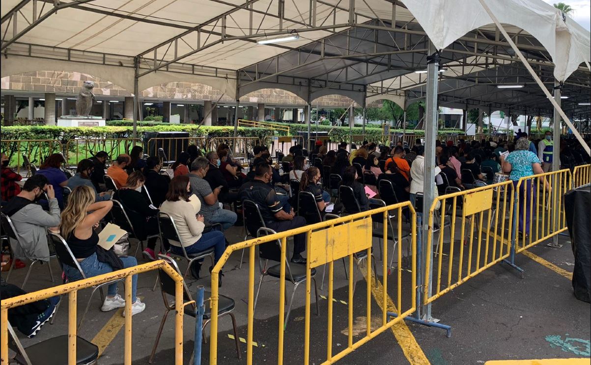 Continúa vacunación anticovid para maestros en Nuevo León