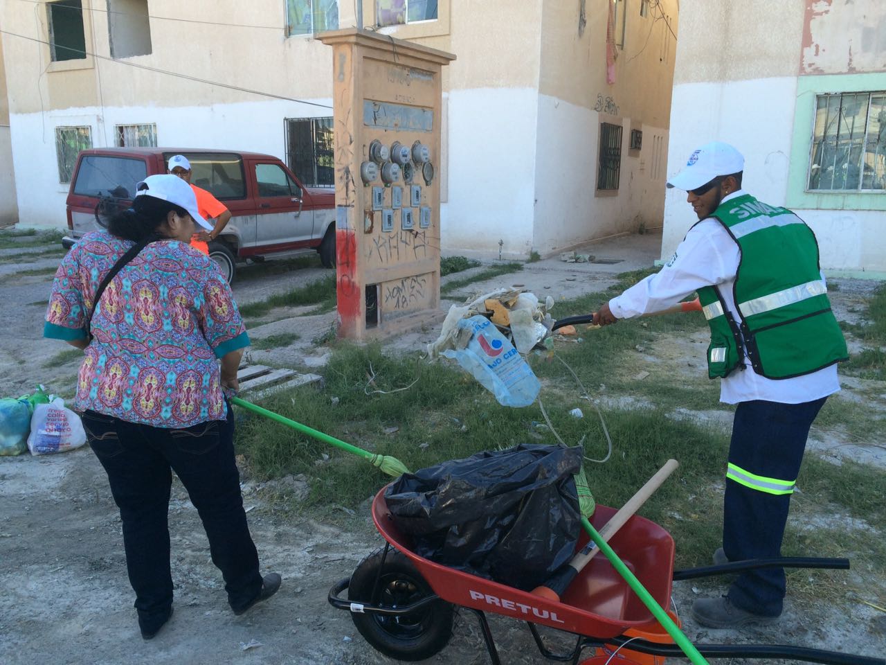 Trabajadores de SIMAS realizan labores de limpieza