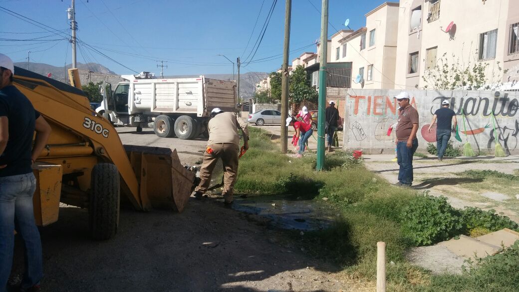 Trabajadores de SIMAS realizan labores de limpieza