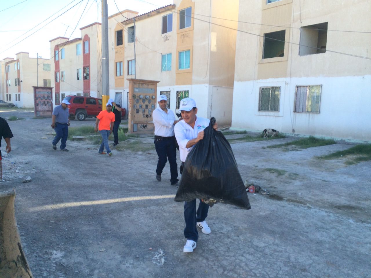 Trabajadores de SIMAS realizan labores de limpieza