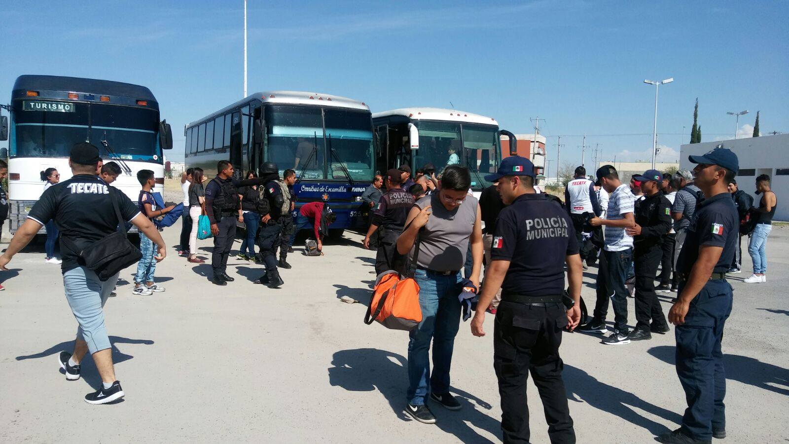 Aficionados del Monterrey son revisados por la policía de Torreón