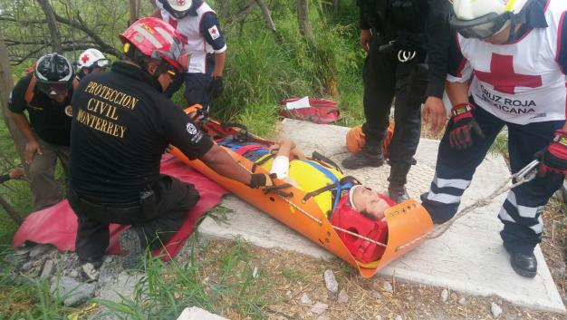 Cae hombre en barranco de 80 metros