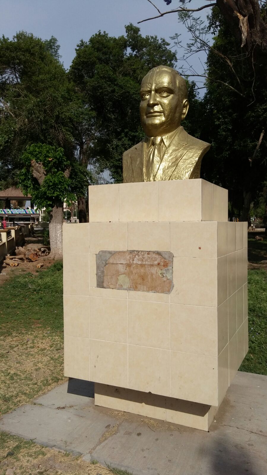 Continúan robos de placas y monumentos en Alameda Zaragoza de Torreón