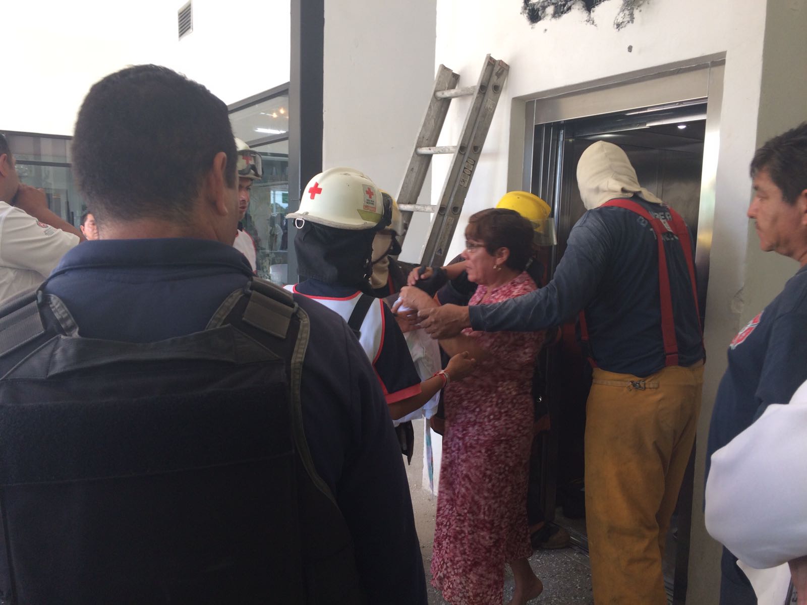Festejan día de la madre atrapados en elevador