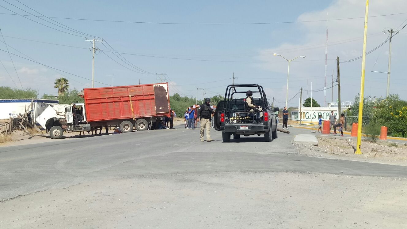 Trabajadores de bares y restaurantes bloquean carretera Texcoco- Lechería; exigen que se les permita operar