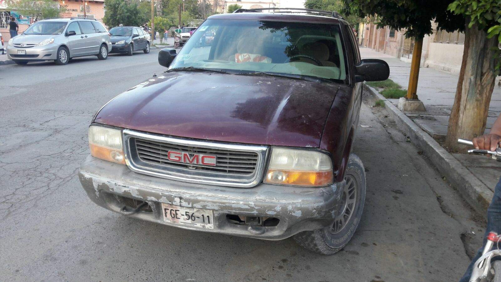 Hace alto a media calle y ocasiona choque vial