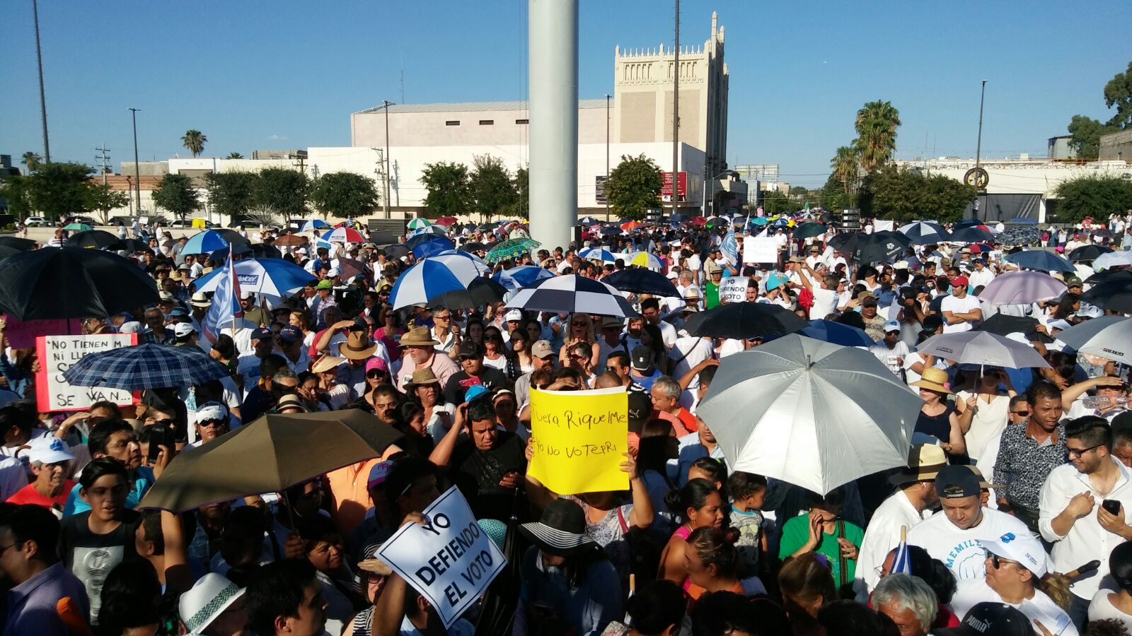 Familias bloquean las avenidas Rodrigo Gómez y Penitenciaria por despojo de predio