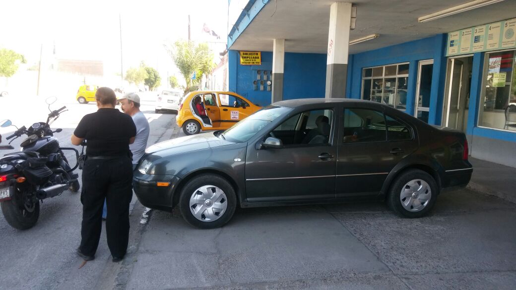 Pasajera de taxi termina con fuerte lesión después de choque