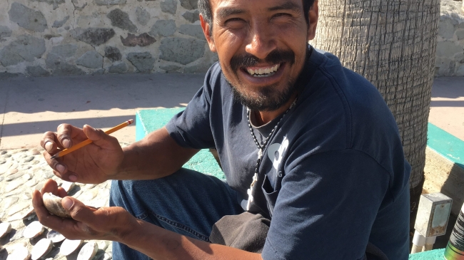 Repatriado en Tijuana plasma la belleza de México en conchas de mar