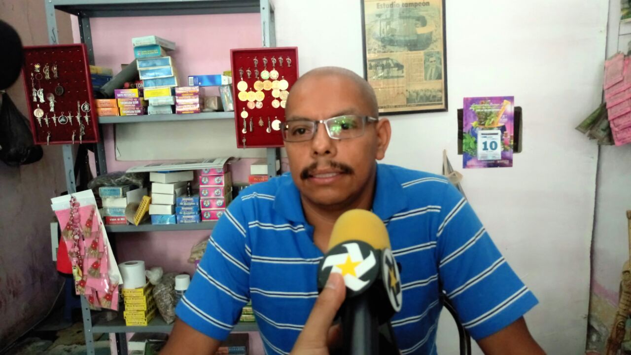 Comerciantes de la Morelos siguen expresando su sentir con moños negros