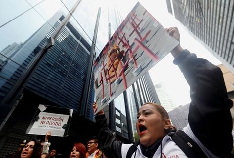 Delfina acude a manifestación en PGR por feminicidios