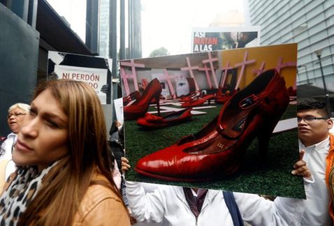 Delfina acude a manifestación en PGR por feminicidios