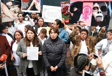 Delfina acude a manifestación en PGR por feminicidios