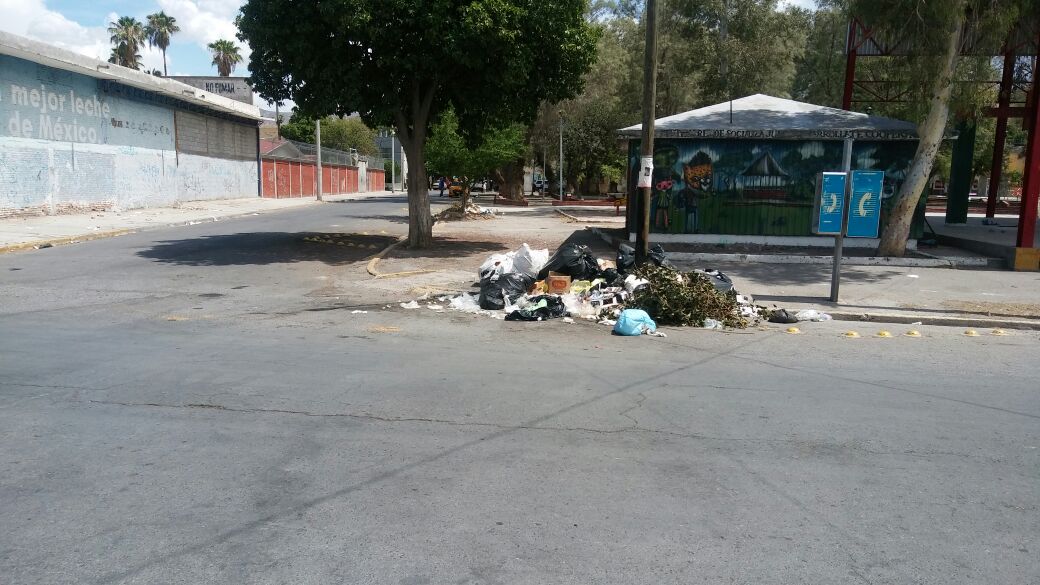 Habitantes del poniente sufren por basura que dejan comerciantes del mercado Alianza
