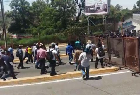 Maestros se enfrentan con policías en Oaxaca