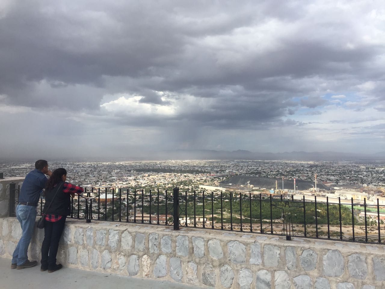 Decenas de personas disfrutan del clima en El Cristo de las Noas