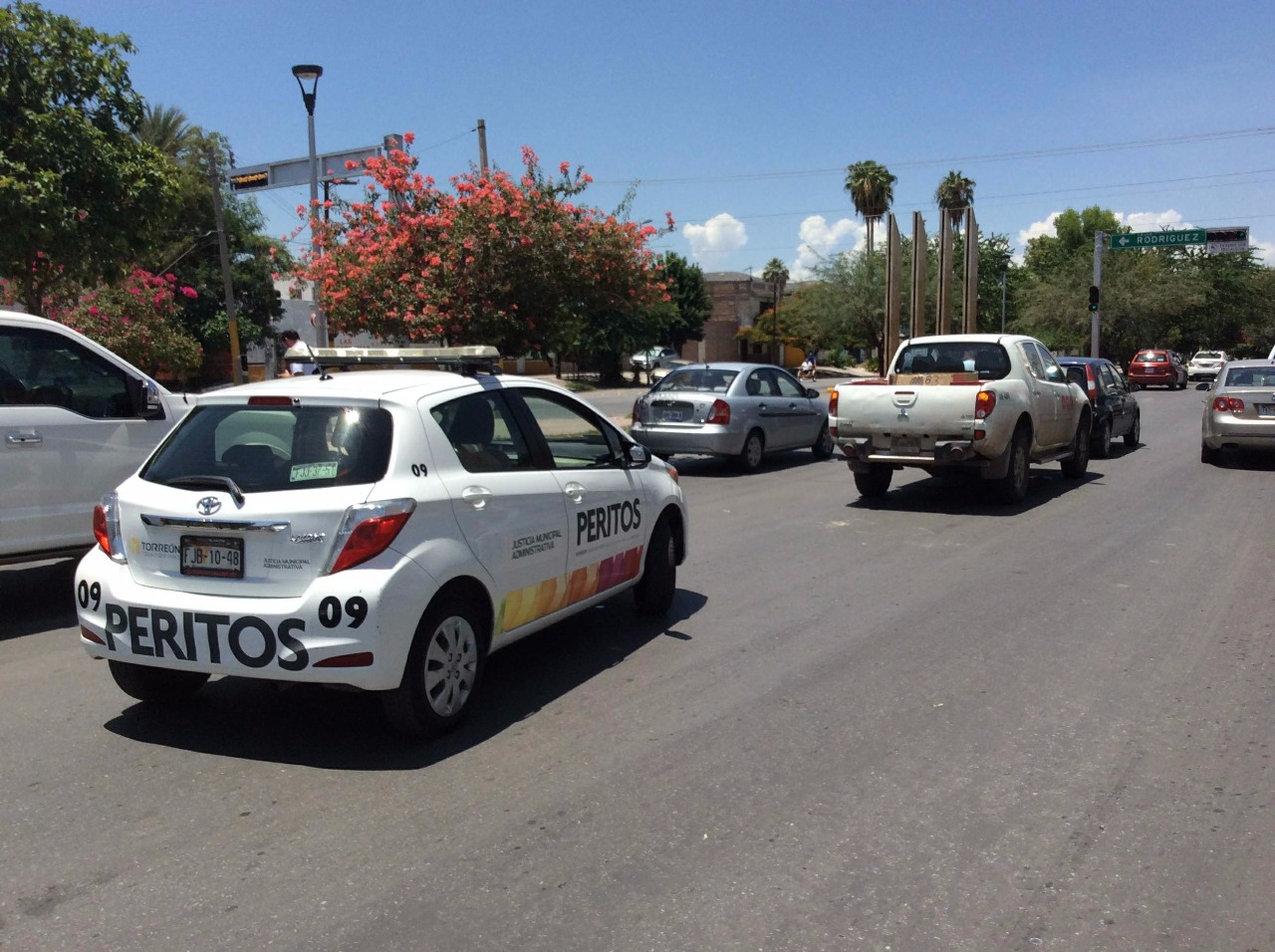 Conductor de camioneta distraído choca por alcance a Fiesta