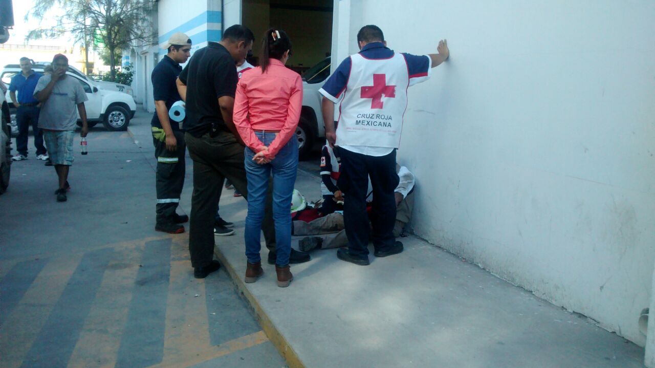 Cobrador cae de moto y resulta lesionado