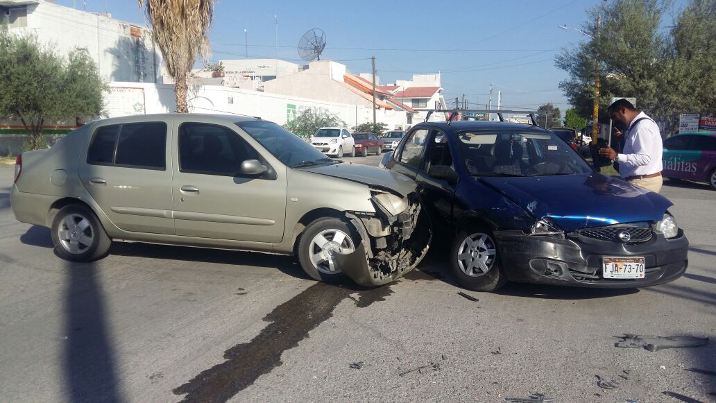 Choque en la colonia Estrella deja daños materiales
