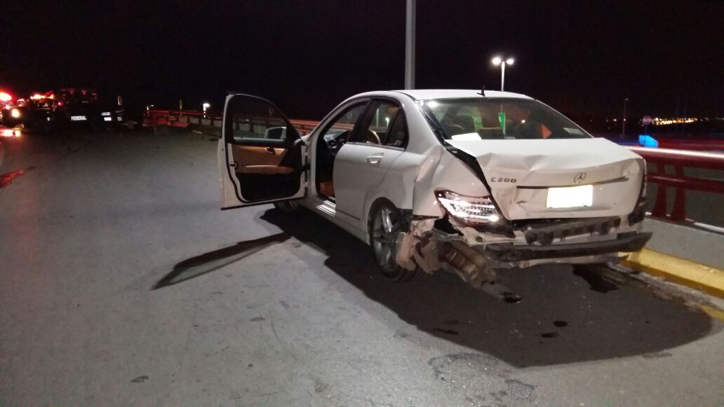 Patrulla de Policía Federal destruida tras choque con Mercedes Benz