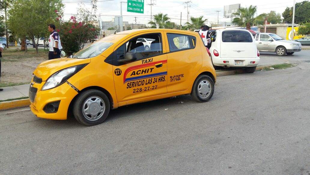 15 mil pesos en daños deja choque de auto y taxi