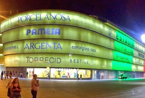 Villarreal ilumina fachada de su estadio con bandera de México