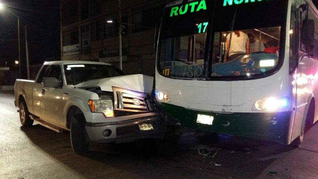 Aparatoso choque entre camioneta y camión deja cuatro pasajeros ...