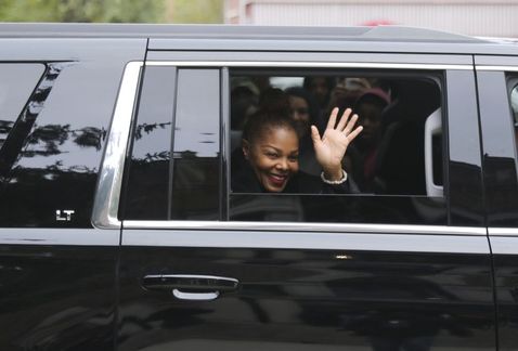 Janet Jackson rompe en llanto al visitar la casa de su infancia