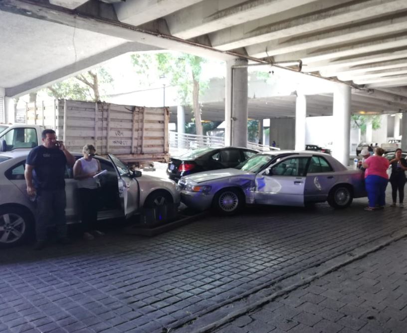Choque múltiple en el Centro de Monterrey deja una mujer lesionada
