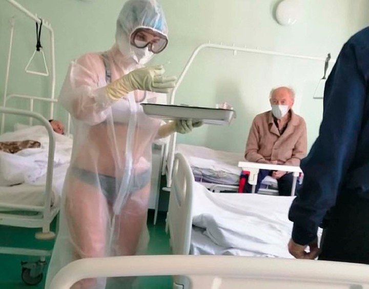 Enfermera atiende en lencería a pacientes con COVID-19