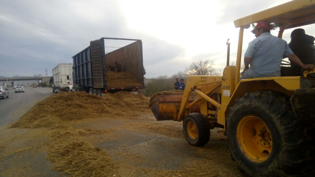 Vuelca tráiler con 18 toneladas de alimento para ganado en Ejército ...