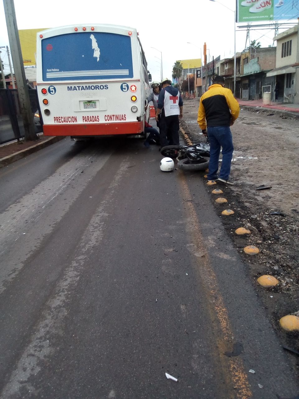 Motociclista resulta lesionado tras chocar contra un camión de pasajeros